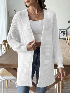 Détail d'un cardigan en maille blanche douce avec texture pelucheuse et rayures horizontales