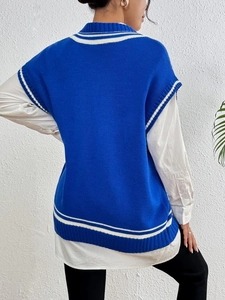 Vista posteriore di un gilet in maglia blu con scollo a V e strisce bianche su camicia