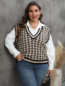 Nahaufnahme der Vintage-Strickweste mit Hahnentrittmuster und V-Ausschnitt für Damen