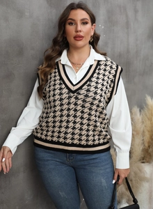 Damen Strickweste mit Hahnentritt-Muster, V-Ausschnitt und Streifen über weißer Bluse