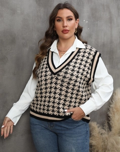 Detailaufnahme der Strickweste mit V-Ausschnitt und klassischem Hahnentrittmuster Design