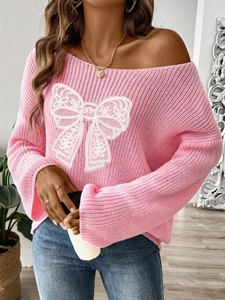 Maglione in maglia rosa con spalle scoperte e fiocco in pizzo bianco applicato