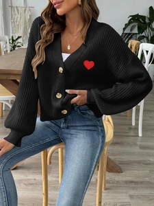 Cardigan da donna nero in maglia grossa con scollo a V, ricamo a cuore rosso e bottoni