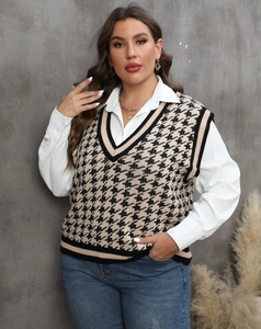 Detail der Strickweste mit Hahnentrittmuster und V-Ausschnitt im trendigen Lagenlook