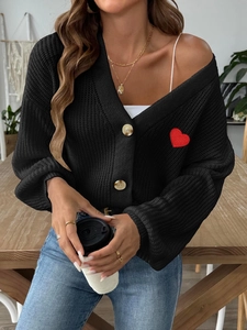 Cardigan da donna in maglia nera con scollo a V, toppa a cuore rossa e bottoni marmorei