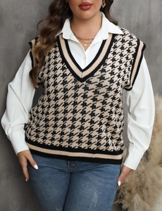 Nahaufnahme einer Damen-Strickweste mit V-Ausschnitt und klassischem Hahnentrittmuster in Beige