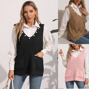 Dettaglio del gilet in maglia con scollo a V, perline e grandi tasche per uno stile casual