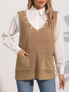 Dettaglio del gilet in maglia kaki con perle sullo scollo a V e due tasche applicate