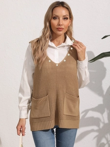 Gilet da donna in maglia con scollo a V, bottoni di perle e tasche su camicia bianca