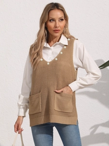 Dettaglio del gilet in maglia kaki con perle sullo scollo a V e doppie tasche frontali