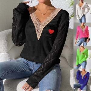 Détail d'un pull en maille à col en V avec bordure en dentelle, patch cœur et manches ajourées