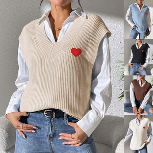 Detalle del bordado de corazón en chaleco de punto con cuello en V en varios colores