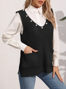 Dettaglio gilet in maglia nera con scollo a V, perline di perle e doppie tasche