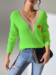 Pull en tricot vert néon pour femme avec col en V, dentelle et broderie cœur rouge
