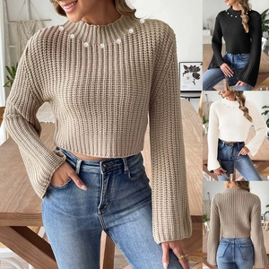Détails du col rond avec perles blanches sur le pull court à manches évasées pour femme