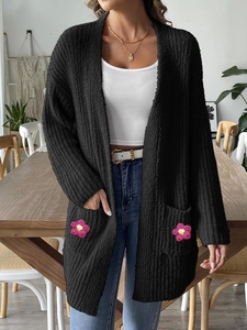 Gilet en maille noir pour femme avec fleurs au crochet roses et deux poches à l'avant