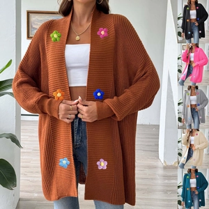 Détail du cardigan en grosse maille avec fleurs au crochet 3D colorées en six coloris divers