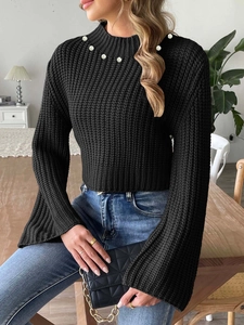 Pull court noir pour femme avec perles, manches évasées et col montant élégant