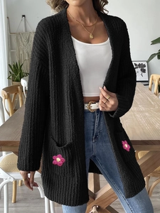 Gilet noir en maille pour femme avec fleurs roses brodées, poches et tissu gaufré