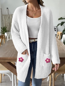 Gilet en maille blanche pour femme avec fleurs au crochet roses et poches