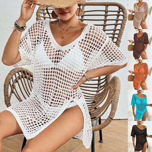 Vue détaillée des tuniques de plage au crochet en diverses couleurs avec fentes latérales