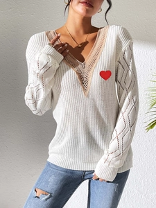 Pull en maille à col en V avec dentelle, patch cœur rouge et motifs ajourés aux manches