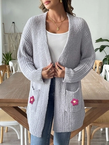 Gilet en maille lavande décontracté avec poches fleuries au crochet et texture chenille douce