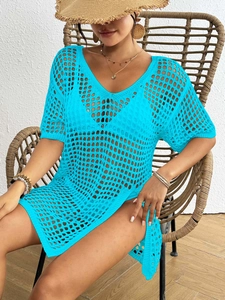 Détail du cache-maillot bleu vif au crochet ajouré avec col en V et texture résille