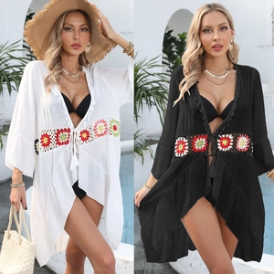 Détail d'un cache-maillot de plage bohème avec broderies crochet colorées à la taille