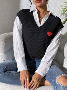 Chaleco de punto negro con cuello en V para mujer y parche de corazón bordado