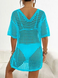 Détail de la tunique au crochet bleue avec maille ajourée et col en V pour la plage