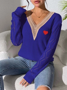Pull en maille bleu marine à col en V avec dentelle et manches ajourées au crochet