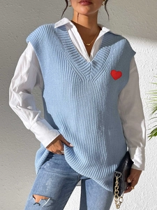 Chaleco de punto azul claro para mujer con cuello en V y parche bordado de corazón