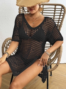 Détail de la tunique de plage au crochet noir avec motif en maille géométrique