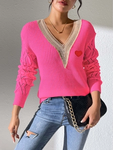 Pull en maille rose pour femme avec col en V, bordure dentelle et écusson cœur rouge