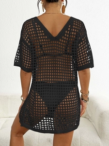 Détail du cache-maillot noir en crochet avec dos en V profond et maille carrée ajourée
