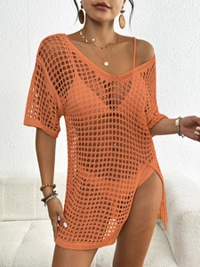 Détail du cache-maillot de plage au crochet orange avec mailles ajourées et fentes hautes