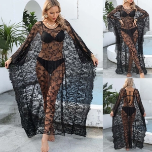 Détails d'un cache-maillot noir en dentelle florale avec des manches cloche évasées