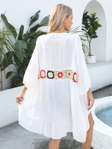 Détail de tunique de plage blanche bohème avec broderie florale colorée faite main à la taille