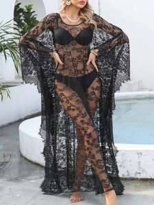 Vue détaillée d'une tunique de plage en dentelle noire avec motifs floraux au crochet