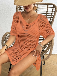 Vue macro de la robe de plage crochet orange avec texture en maille géométrique