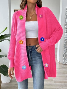 Gilet en tricot rose vif avec fleurs crochetées colorées et coupe décontractée