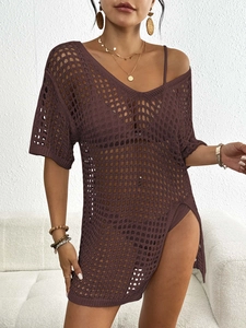 Détails de la robe de plage en crochet marron foncé avec fente latérale haute