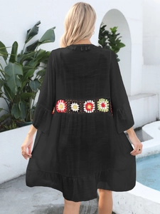Cache-maillot de plage noir bohème avec fleurs crochetées colorées et bordures volantées