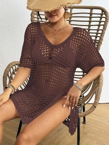 Détail du cache-maillot au crochet marron foncé avec texture en maille ajourée sur mannequin