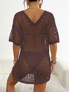 Détail du cache-maillot au crochet marron avec maille ajourée et col en V au dos