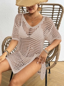 Robe de plage bohème au crochet beige avec col en V et motif de tricot ajouré