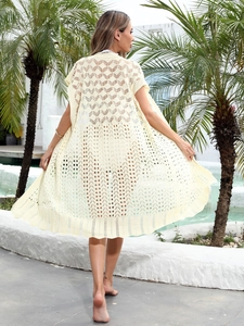 Détail de ce cache-maillot au crochet crème avec motifs ajourés ondulés et coupe ample