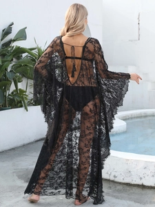 Vue arrière de la robe de plage en dentelle noire avec motifs floraux délicats