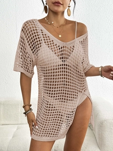 Détail du cache-maillot beige au crochet avec col en V, maille ajourée et fente latérale